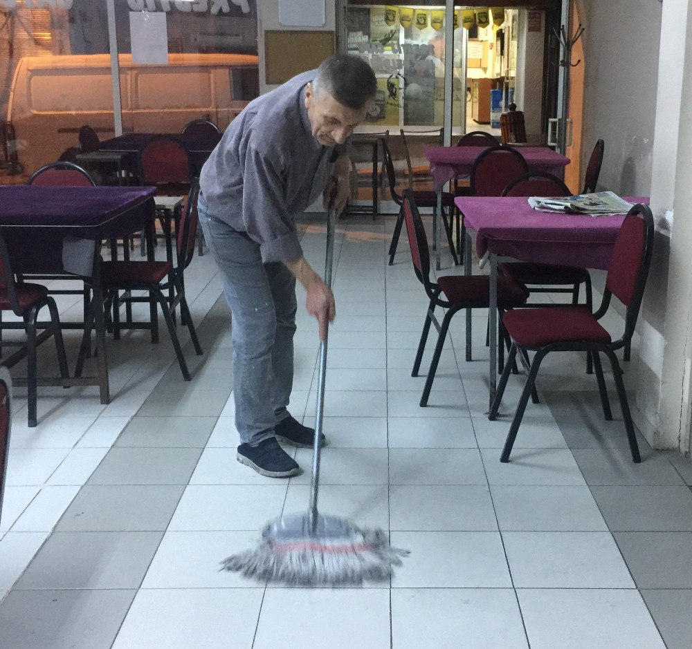 Manisalı kahveciden korona virüsüne karşı önlem 