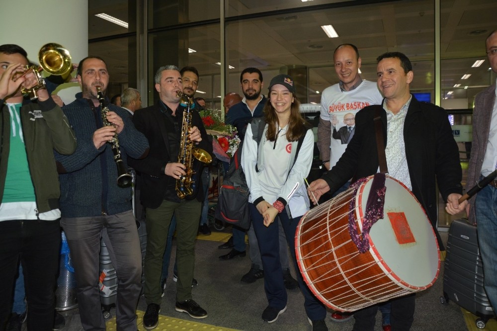 Manisalı şampiyona görkemli karşılama 