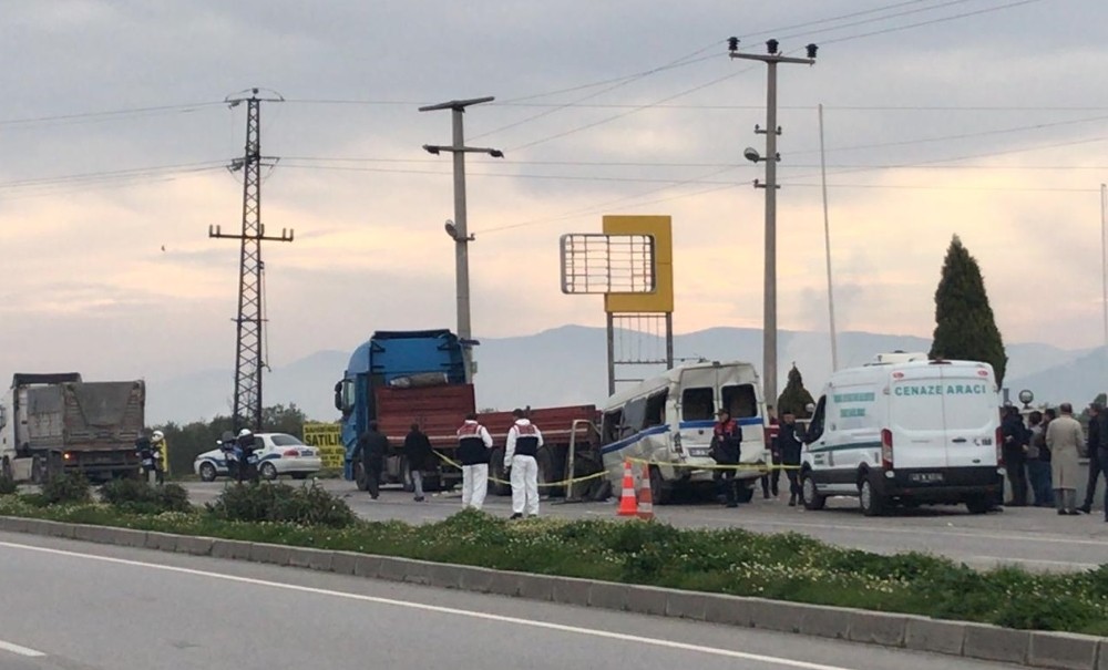 Manisa’nın Akhisar ilçesinde işçi servisinin kamyona arkadan çarpması sonucu meydana gelen trafik kazasında ilk belirlemelere göre 1 kişi öldü çok sayıda işçi yaralandı. 