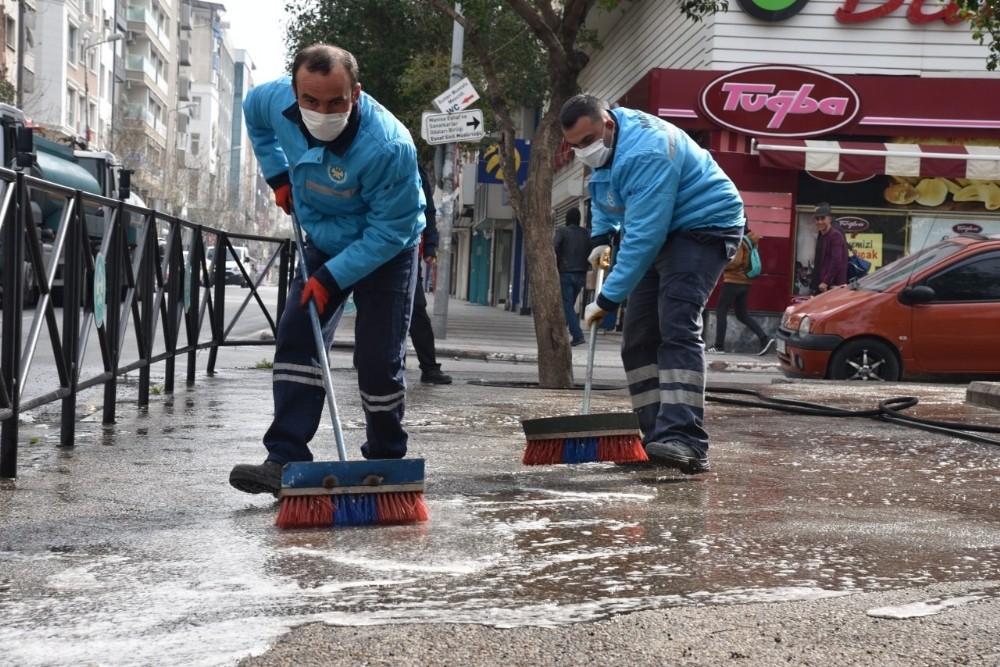 Manisa’nın cadde ve sokakları yıkanıyor 