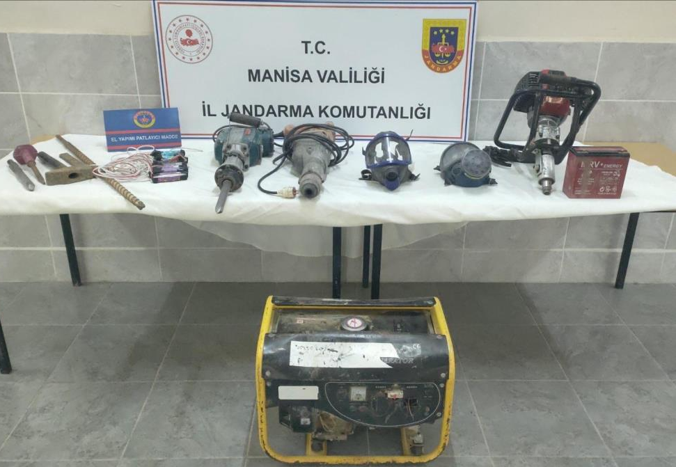 Manisa'nın iki ilçesinde izinsiz kazıya suçüstü