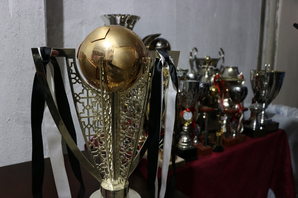 Manisaspor’un tarihi kupaları 59 bin liraya satıldı 