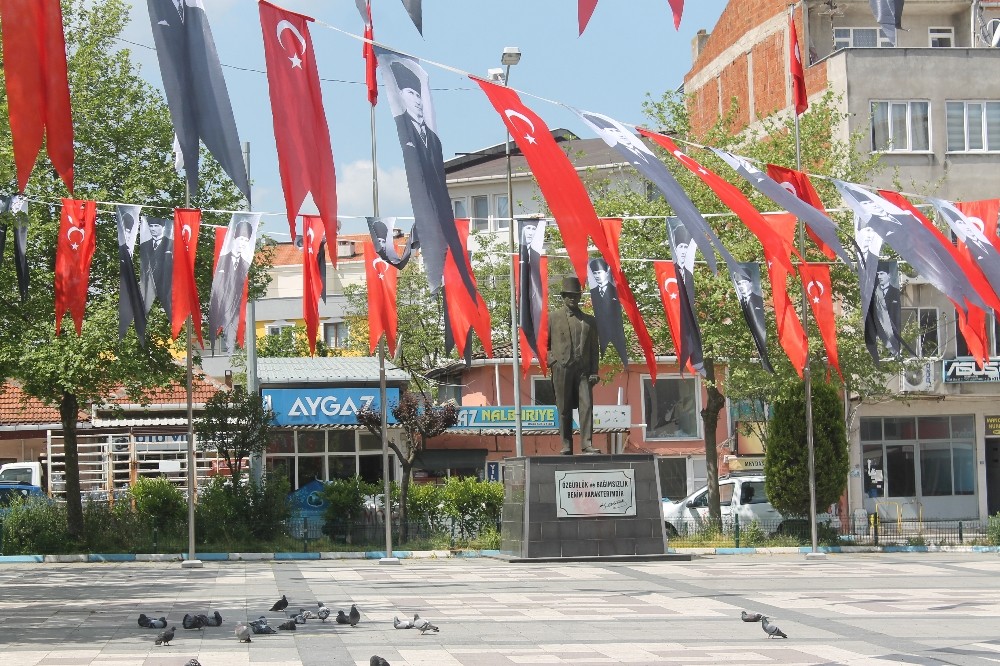 Manyaslılar sokağa çıkma yasağına uyuyor 