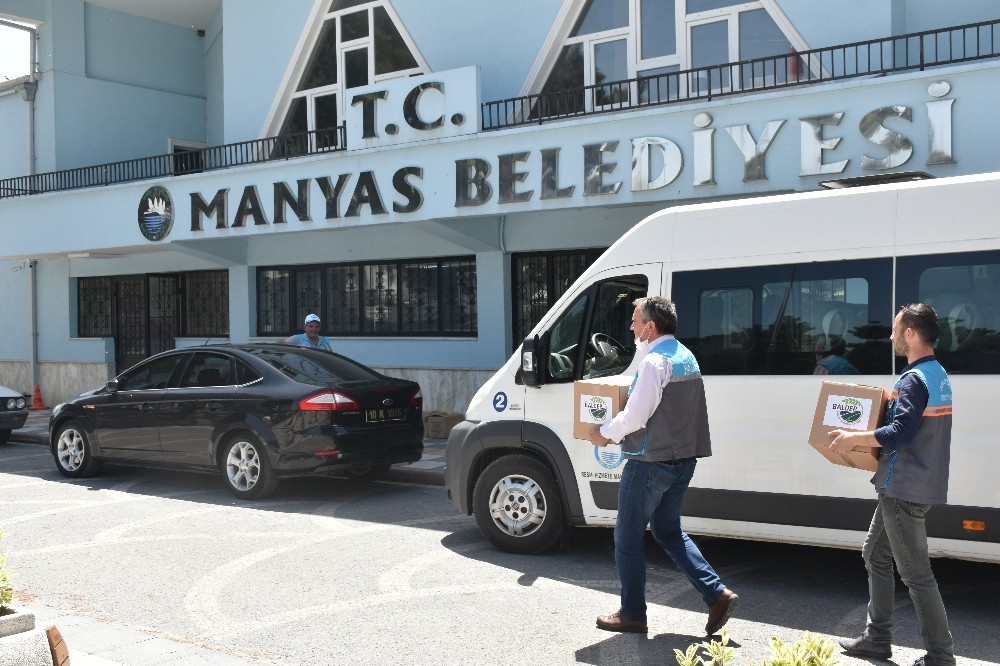 Manyas’ta 700 aileye yardım kolisi verildi 