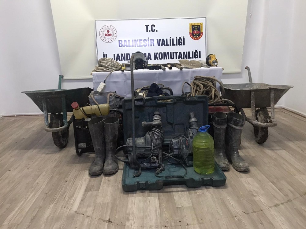 Manyas’ta kaçak kazı yapan 3 kişi yakalandı 