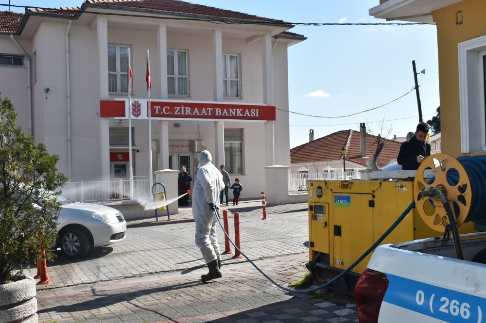 Manyas’ta meydanlar ve kurumlar dezenfekte edildi 