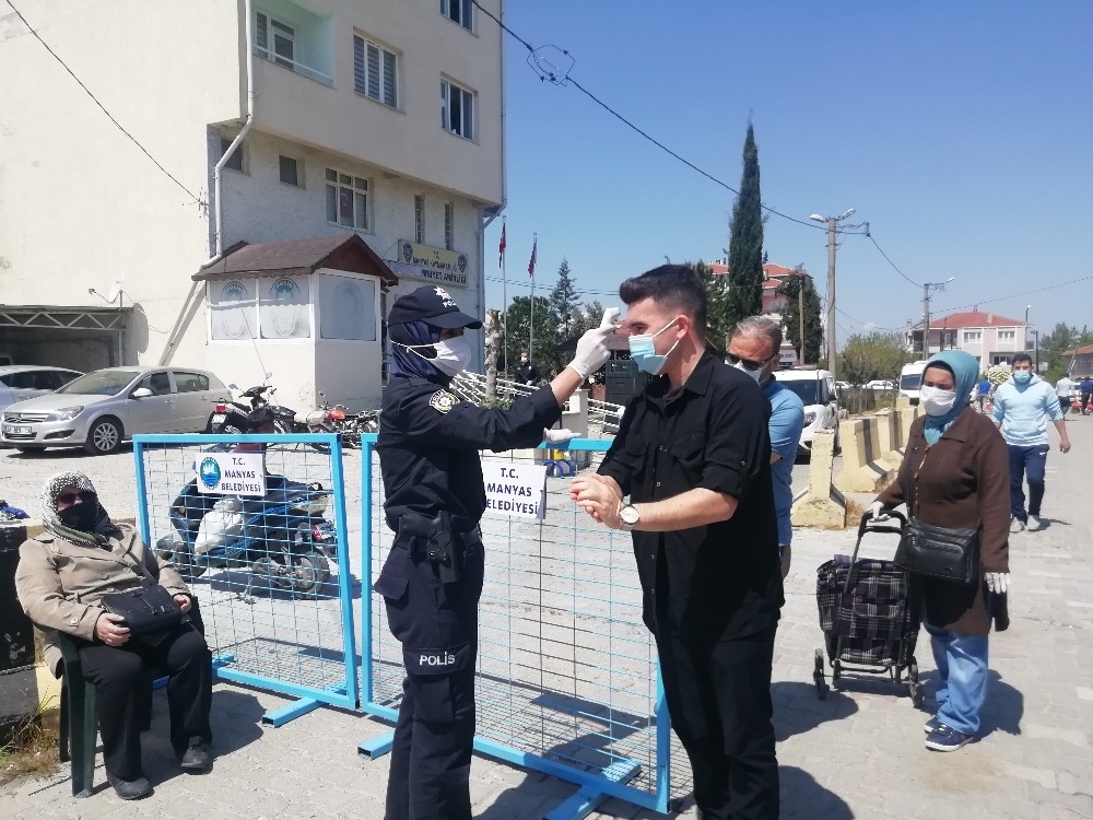 Manyas’ta vatandaşlar kontrollü olarak pazara alındı 