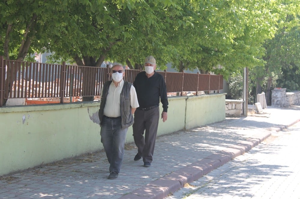 Manyas’ta yaşlılar sokağın tadını çıkardılar 