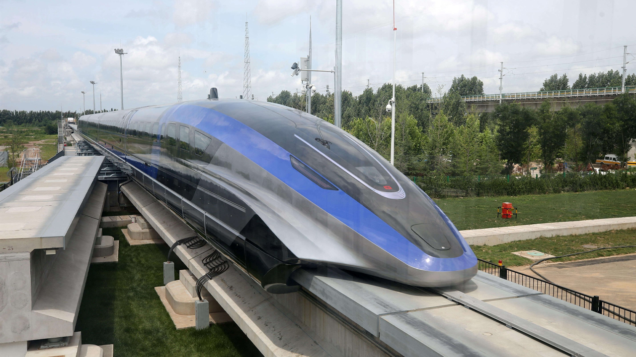 'Manzara Çok Güzel' diyen tren kendi kendine mola verdi!