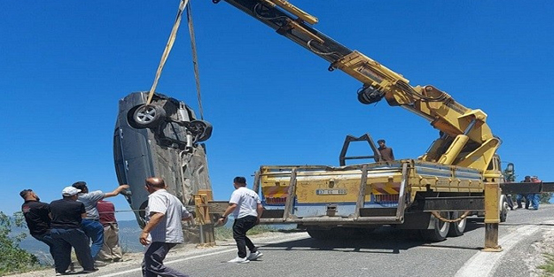 Manzara karşısında özçekim yapmak istedi, otomobili uçuruma uçtu
