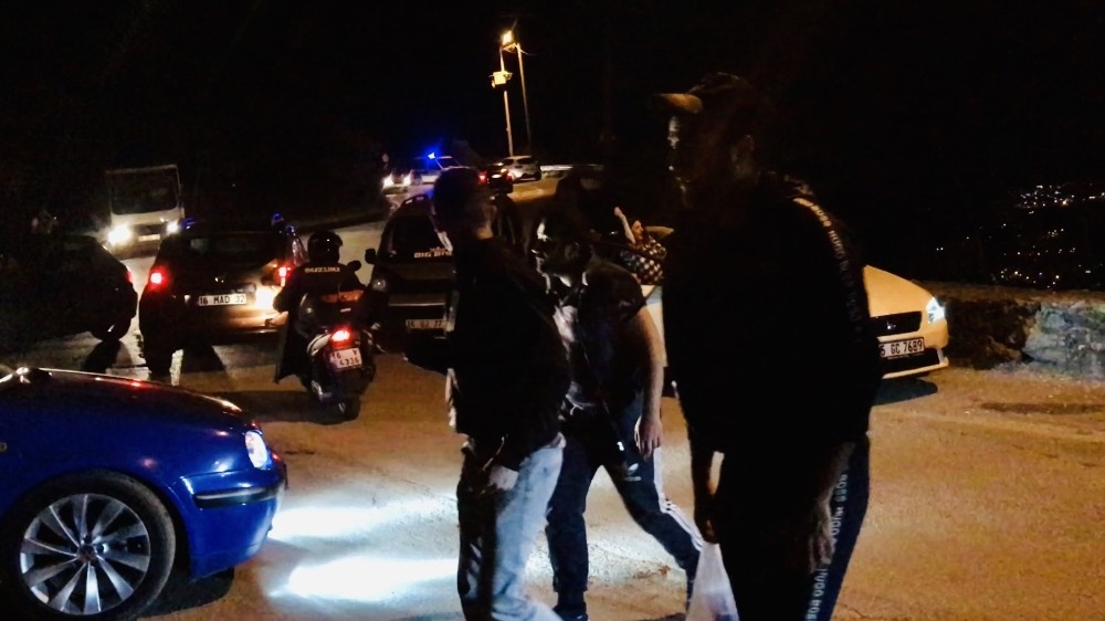 Manzaralı sosyal mesafeye uymadılar, polis gelince böyle kaçtılar 