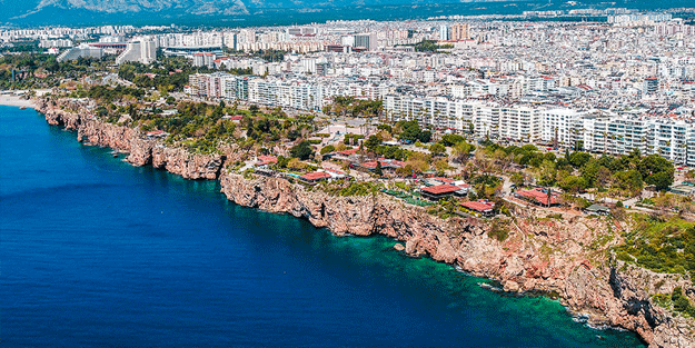 Manzaraya bakarken falezlerden düştü