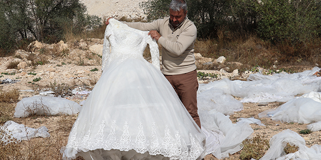 Manzarayı gören şaştı kaldı! Boş arazide çok sayıda gelinlik bulundu