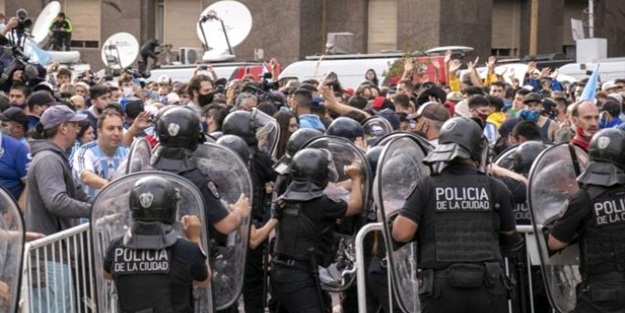 Maradona'nın cenazesinde hayranlar ile polis arasında arbede