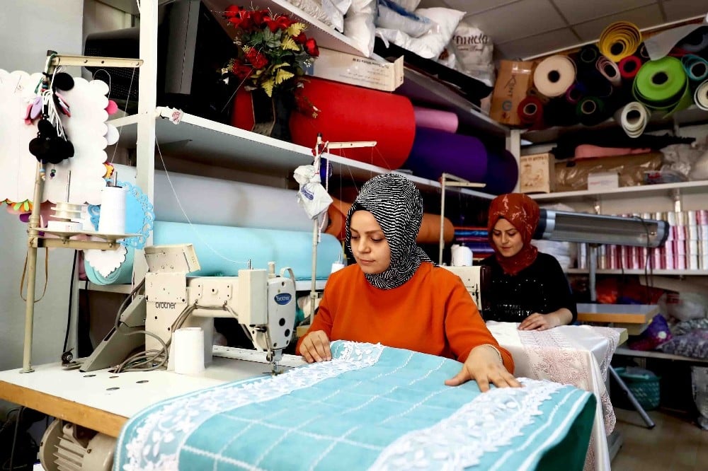 Marangozhaneyi çeyiz dükkanına çevirip, yetim kızların yardımına koştular 