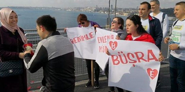 Maraton sırasında köprüde sürpriz evlilik teklifi
