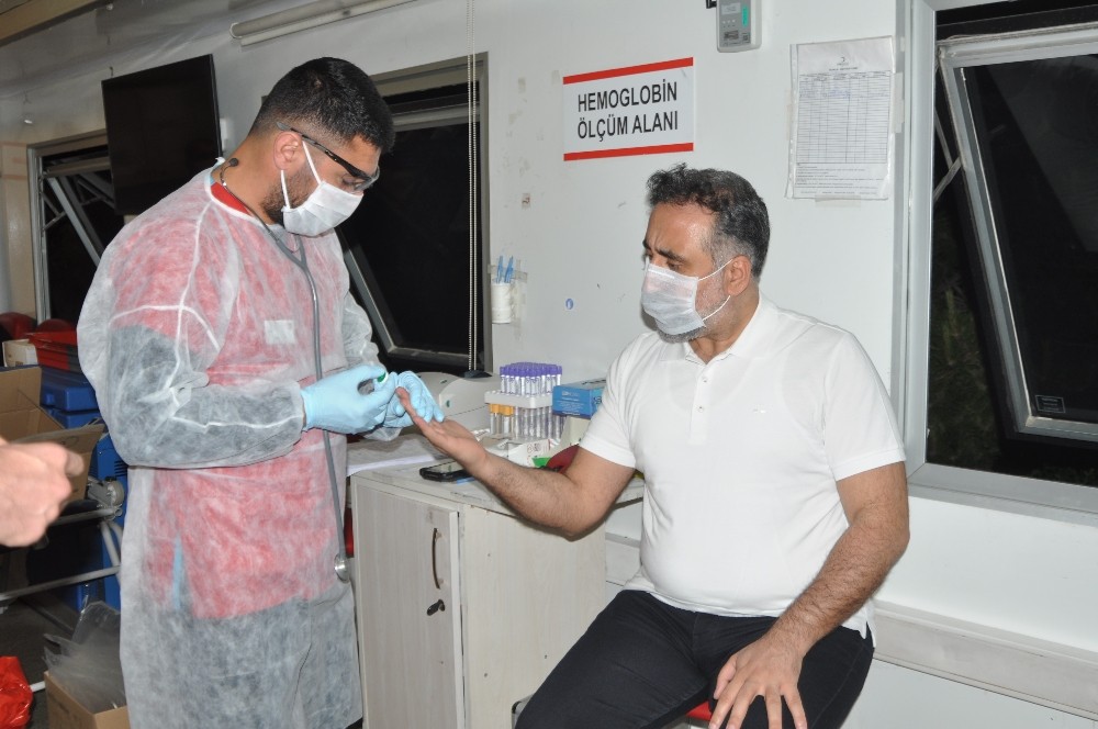 Mardin Artuklu Üniversitesi Rektörü Özcoşar kan bağışında bulundu 