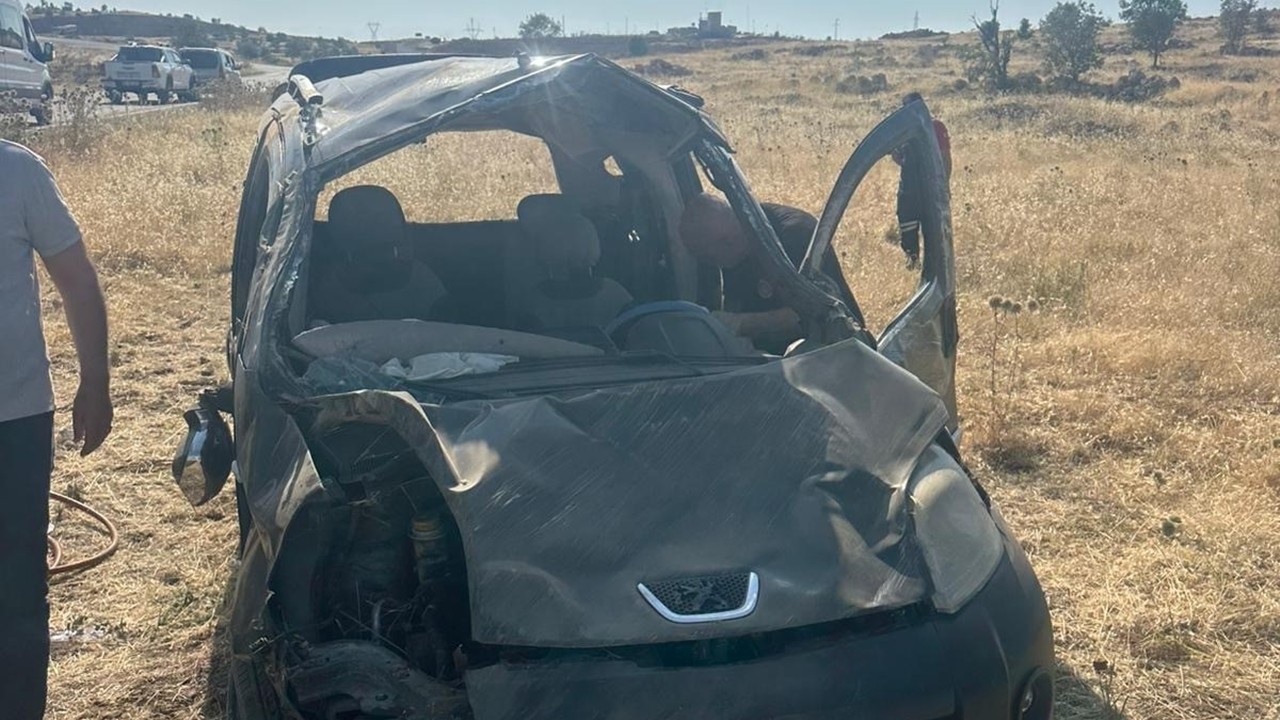 Mardin Dargeçit’te hafif ticari araç takla attı