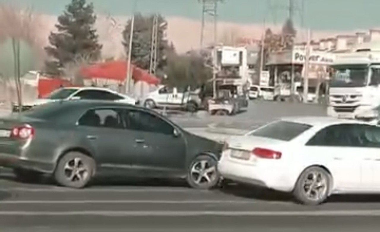 Mardin Nusaybin’de iki otomobil çarpıştı