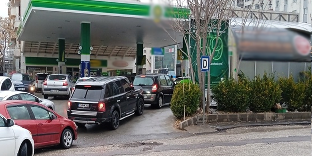 Mardin'de 2. deprem sonrası petrol istasyonlarında yoğunluk