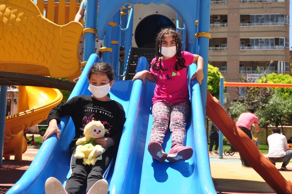 Mardin’de 3’üncü kez sokağa çıkan çocuklar parklara koştu 