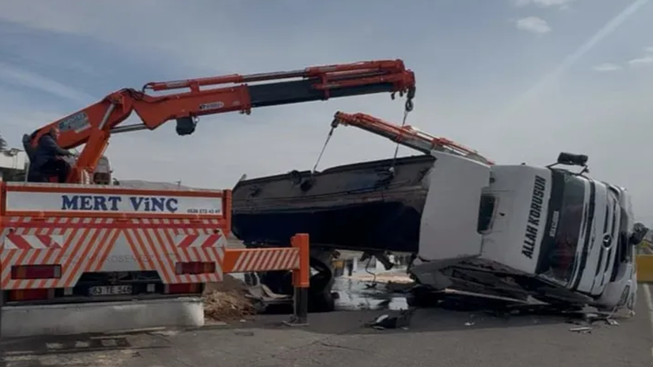 Mardin’de akaryakıt yüklü tanker kontrol noktasına çarpıp devrildi
