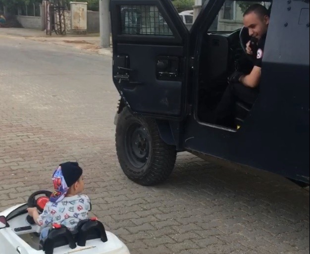 Mardin’de akülü arabasıyla geçen çocuk ve polis arasındaki ehliyet diyaloğu güldürdü 