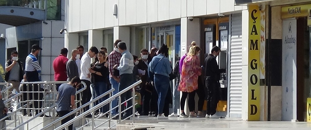 Mardin’de ATM önünde oluşan kuyrukta sosyal mesafe hiçe sayıldı 