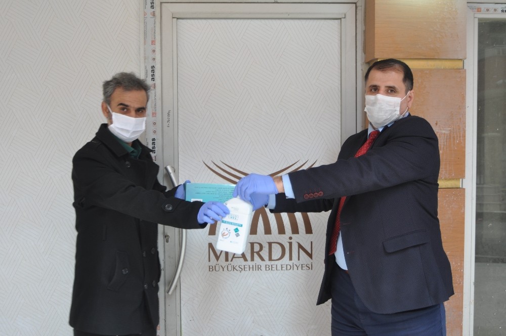 Mardin’de basın mensuplarına maske ve eldiven desteği 