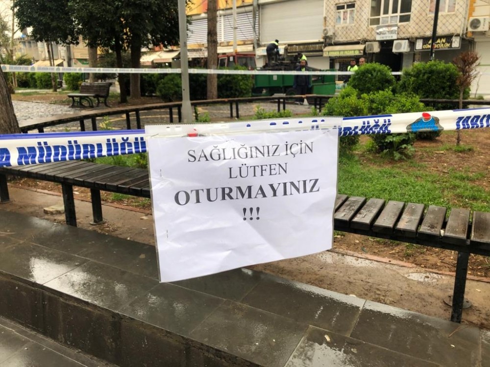 Mardin’de belediye bankları kaldırdı, oturma alanlarına güvenlik şeridi çekti 