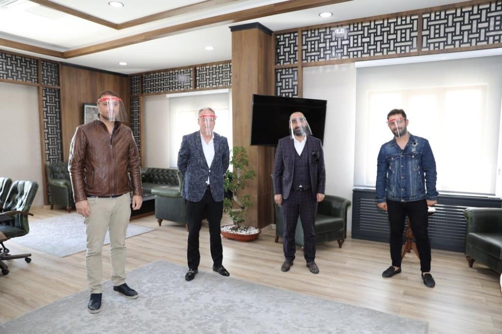 Mardin’de berber ve güzellik salonlarına yüz koruyucu siper dağıtıldı 