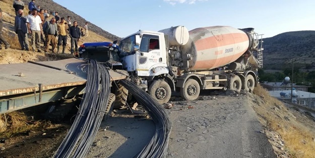 Mardin'de beton mikseriyle traktör çarpıştı! Yaralılar var