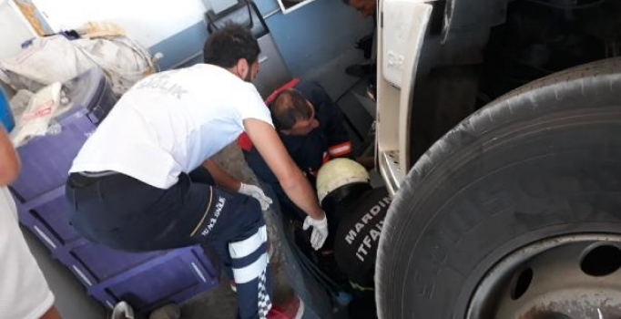 Mardin'de çırak, balans ayarı yaptığı TIR'ın altında kalarak öldü