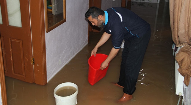 Mardin'de ev ve iş yerlerini su bastı