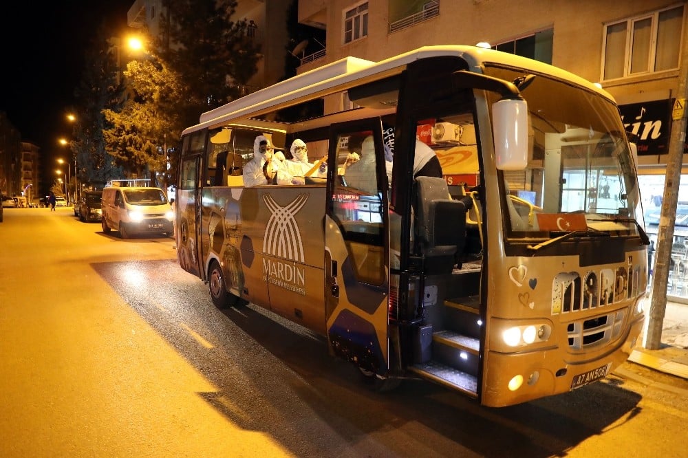 Mardin’de evde kalan vatandaşlara üstü açık tur arabasıyla 4 dilde konser 