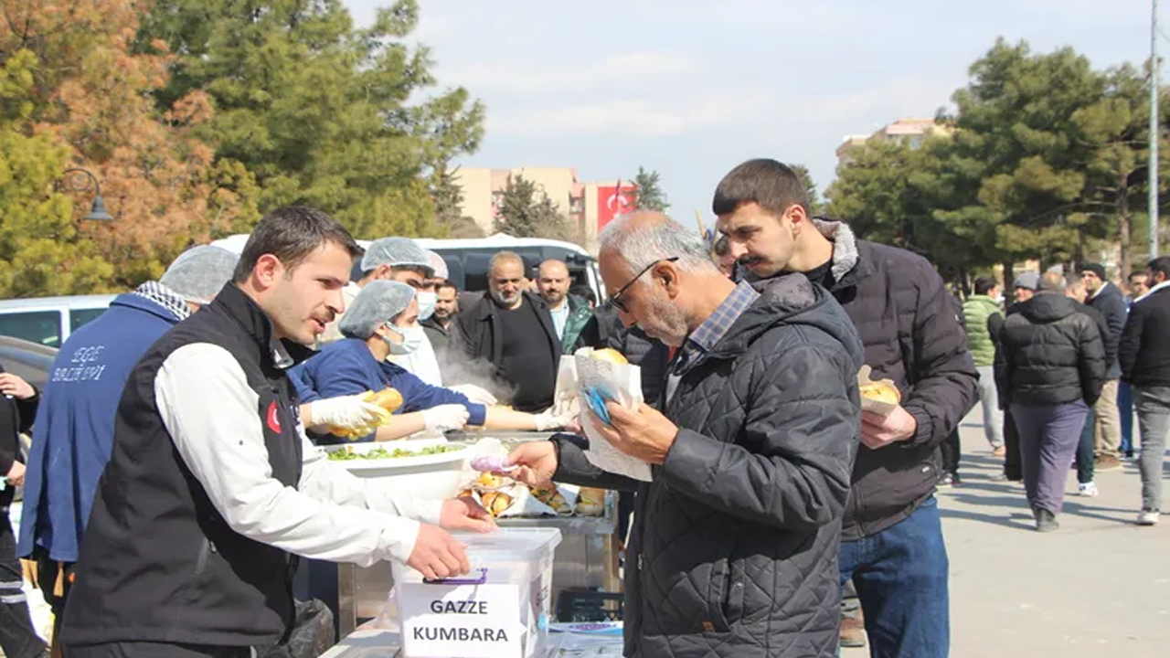 Mardin’de Gazze yararına balık ekmek satışı yapıldı