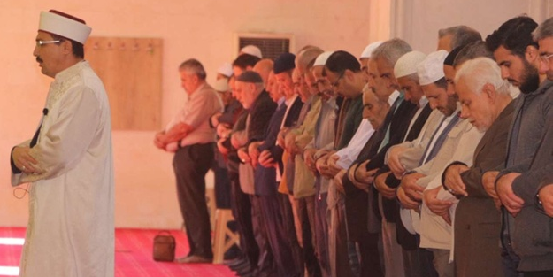 Mardin'de güneş tutulmasıyla birlikte, cemaatle 'küsuf namazı' kılındı...