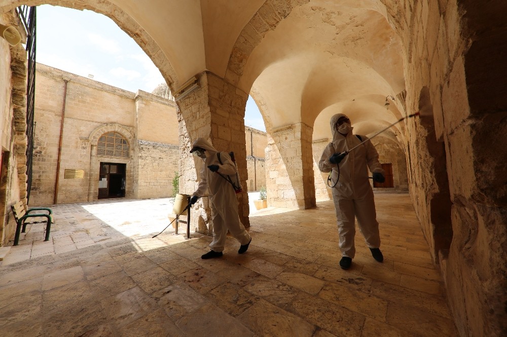 Mardin’de ibadete açılacak camiler dezenfekte edildi 