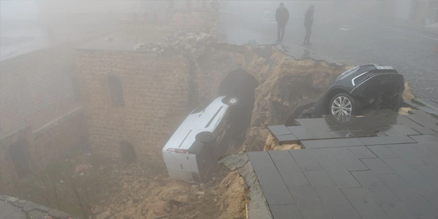 Mardin'de inanılmaz olay! Araçlar tarihi konakların üstüne yuvarlandı