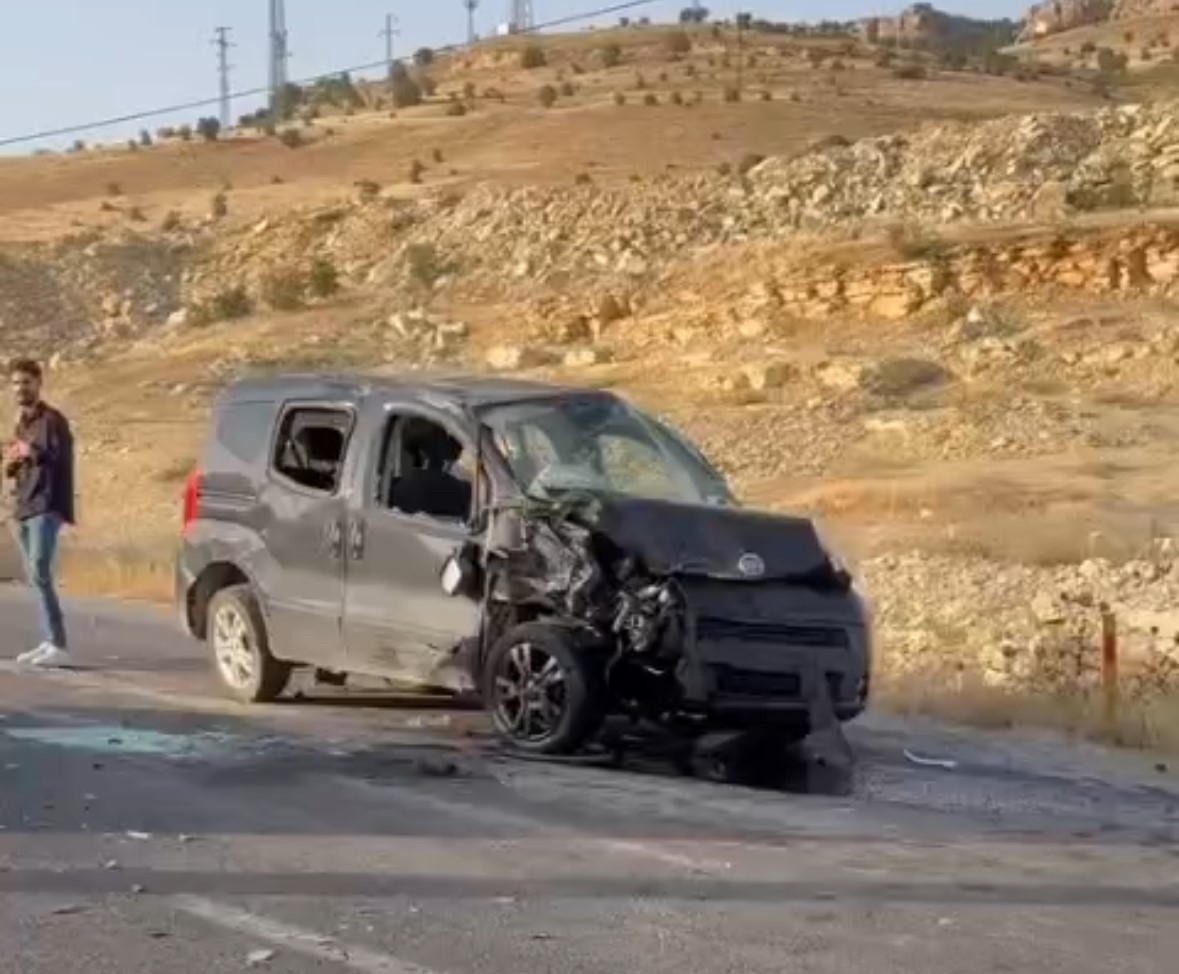 Mardin'de kamyonet ile cip çarpıştı: 9 yaralı