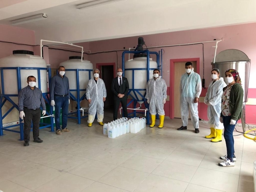 Mardin’de kimya öğretmenleri ele ele verip yüzey dezenfektanı üretiyor 