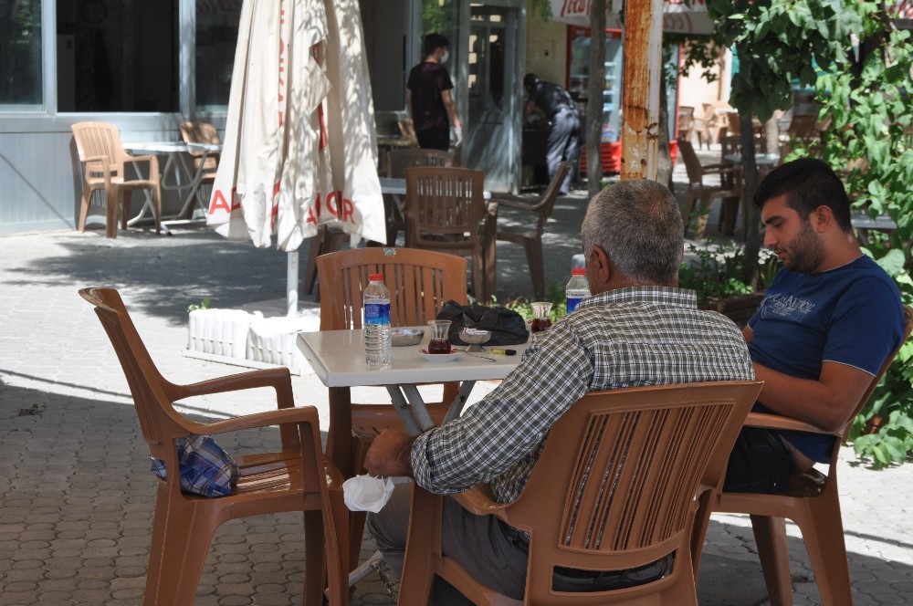 Mardin’de kısıtlamanın kalktığı işletmeler müşterilerine tedbirler kapsamında hizmet veriyor 