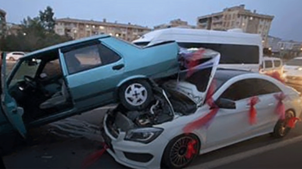 Mardin'de korkutan kaza: Otomobil gelin arabasının üstüne çıktı!