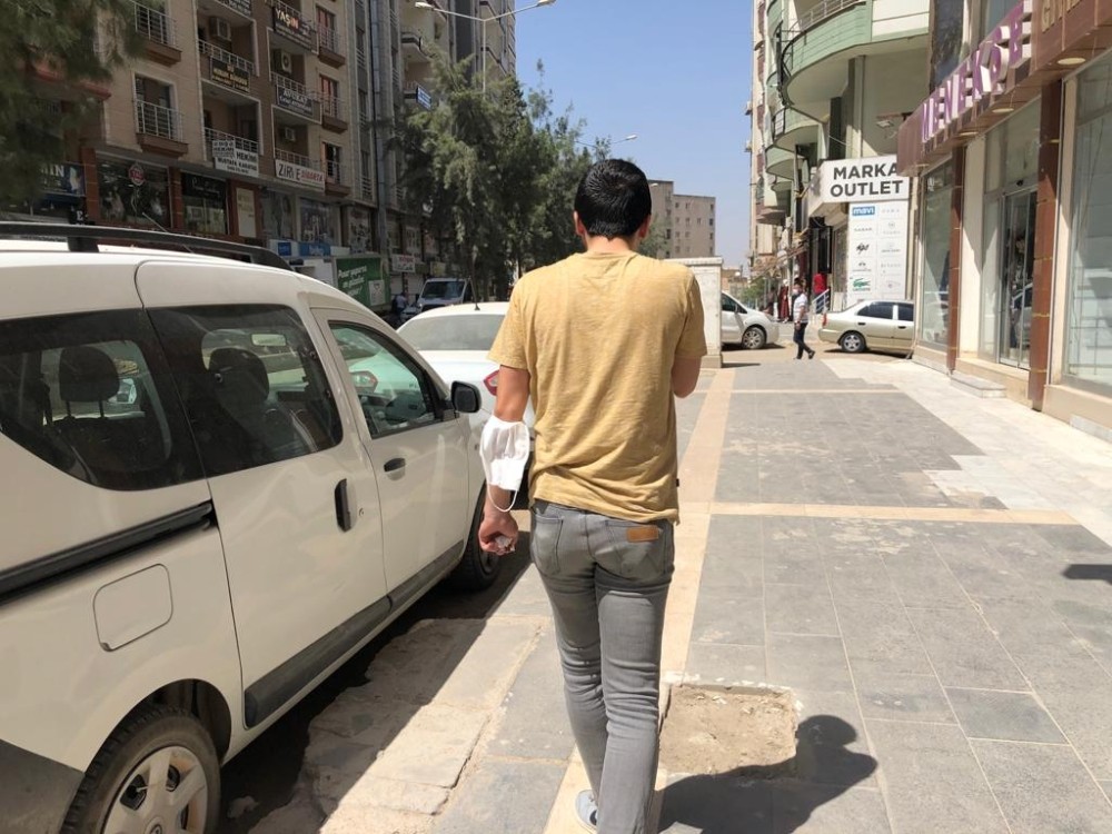 Mardin’de korona virüs nasıl yayılırın resmi, maskeyi yüze değil kola takıyorlar 