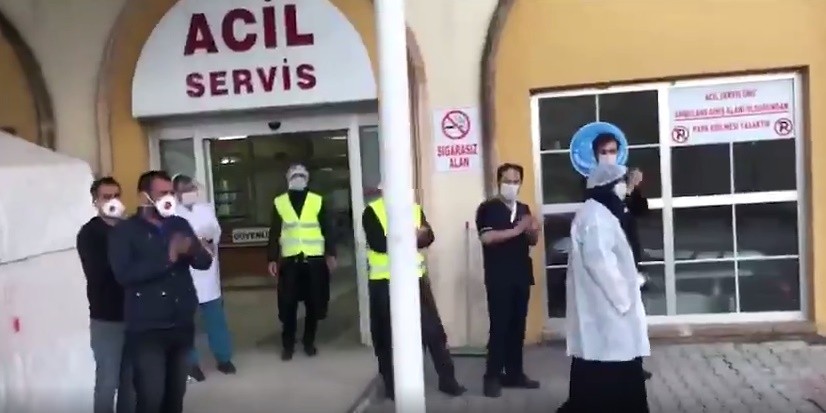 Mardin’de korona virüs tedavisi tamamlanan kadın alkışlarla taburcu edildi 