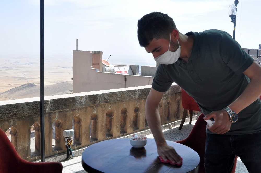 Mardin’de korona virüs tedbirlerini alan restoran ve kafeler kapılarını müşterilere açtı 
