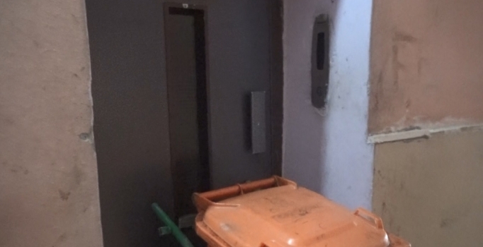 Mardin'de kucağında bebekle 4'üncü kattan asansör boşluğuna düştü