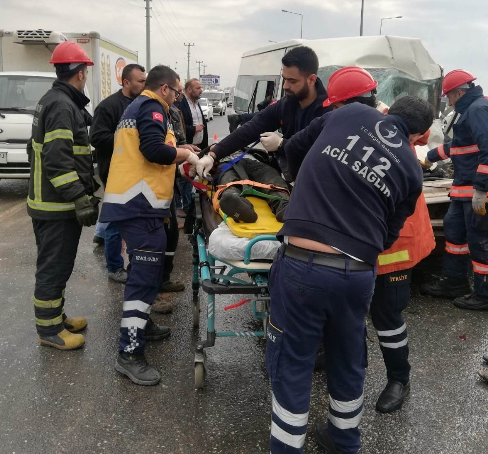 Mardin’de minibüs ile tır çarpıştı: 2 yaralı 