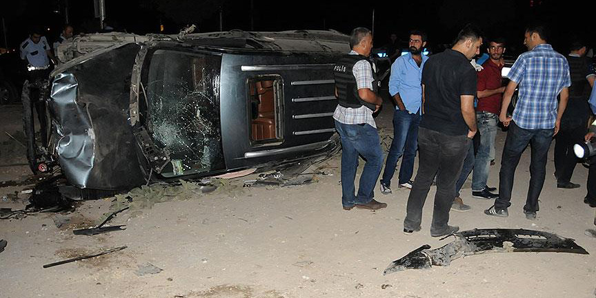 Otomobil kaldırımda yürüyen yayalara çarptı