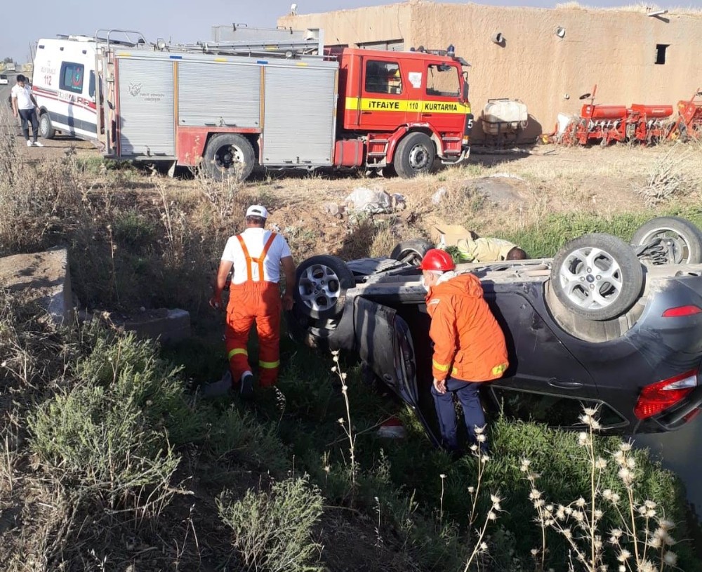 Mardin’de otomobil şarampole yuvarlandı: 2 yaralı 